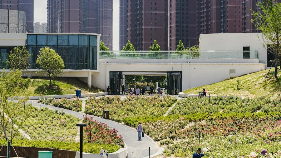 绿地环绕的现代住宅楼